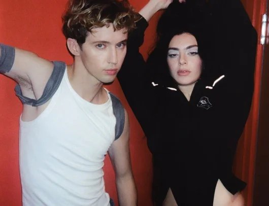 Escucha el nuevo material de CHARLI XCX