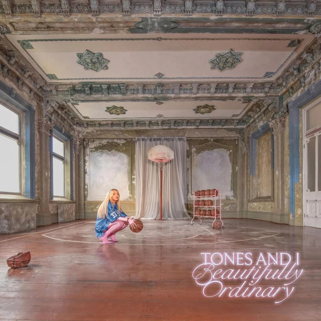 Tones and I lanza su nuevo y esperado album 'Beautifully Ordinary'